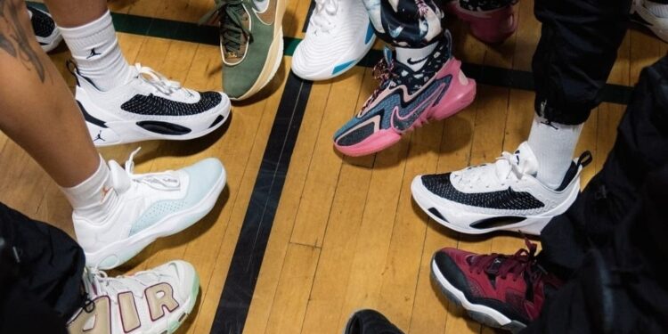 Foot Locker punta ai 9,5 mld $ nel 2026. Lancia il piano ‘Lace Up’