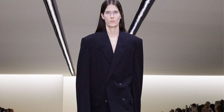 Balenciaga, addio provocazioni. Demna torna a “fare vestiti”