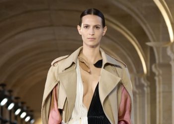 Victoria Beckham, le vendite sfiorano i 60 mln £ nel 2022 (+42%)