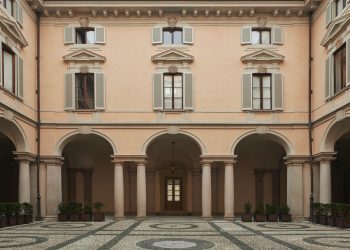 La moda si scatena durante la design week. Il lusso implementa la strategia lifestyle
