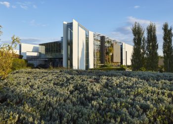 Prada, investimenti per 60 mln nel 2023. Possibili acquisizioni di filiera