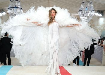 Il Met Gala celebra Lagerfeld. Ma tra omaggi e abiti d’archivio sfuma l’effetto sorpresa