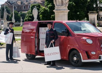 Valentino gira l’Italia con il progetto a domicilio ‘Valentino Chez Vous’