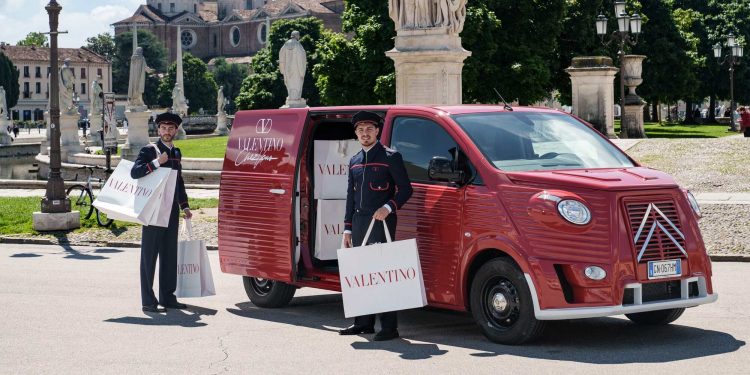 Valentino gira l’Italia con il progetto a domicilio ‘Valentino Chez Vous’