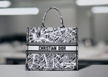 Dior riscopre lo storico motivo ‘Plan de Paris’ per la Book Tote