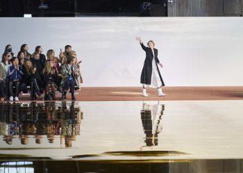 Gabriela Hearst verso l’uscita da Chloé. Intanto la maison si allea con Angelina Jolie
