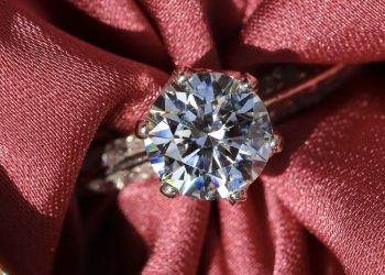 I diamanti ‘brillano’ di meno: prezzi in calo del 18% rispetto ai massimi del 2022