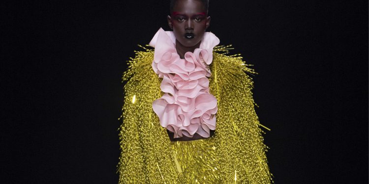 Nella Ville Lumière è (quasi) tempo di couture. Attesa per Thom Browne