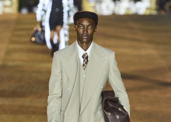 Louis Vuitton e l’abilità di creare ‘hype’. Nel debutto di Pharrell prevale lo show