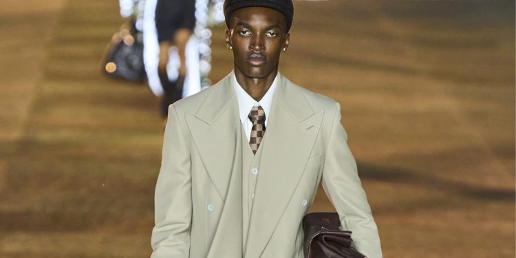 Louis Vuitton e l’abilità di creare ‘hype’. Nel debutto di Pharrell prevale lo show