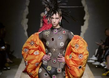 Moschino compie 40 anni e dedica la sfilata al suo fondatore