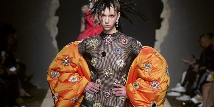 Moschino compie 40 anni e dedica la sfilata al suo fondatore