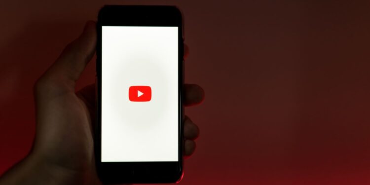 YouTube debutta con un canale di live shopping. Opportunità per la moda?