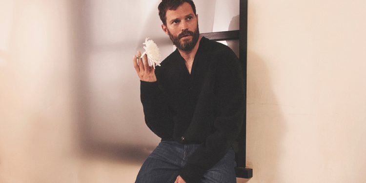 Jamie Dornan è il protagonista della nuova campagna uomo di Loewe