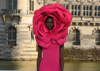 Kering rileva il 30% di Valentino per 1,7 miliardi di euro. Il titolo scivola in Borsa dopo i conti