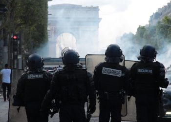 La moda a Parigi tra scontri e disordini. Celine cancella la sfilata