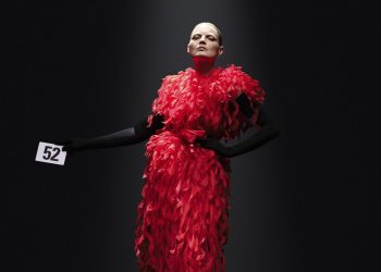 Balenciaga ancora fuori dalle regole: pubblicati sul sito i prezzi della couture