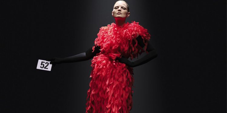 Balenciaga ancora fuori dalle regole: pubblicati sul sito i prezzi della couture
