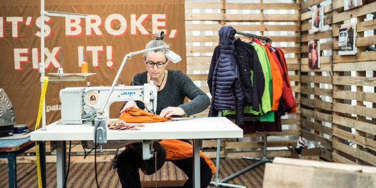 La moda corre ai ripari e investe nella pratica green del ‘rammendo’