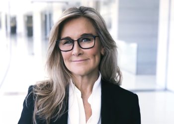 Kim Kardashian sceglie l’ex Burberry Angela Ahrendts per Skky Partners