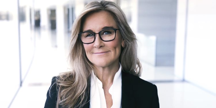 Kim Kardashian sceglie l’ex Burberry Angela Ahrendts per Skky Partners