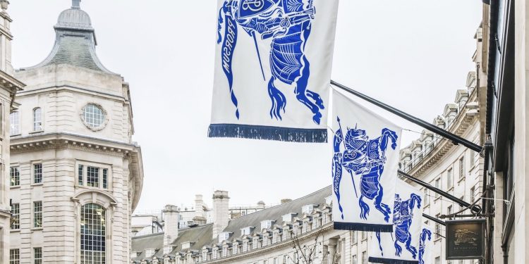 Burberry customizza le strade di Londra con i simboli di Lee