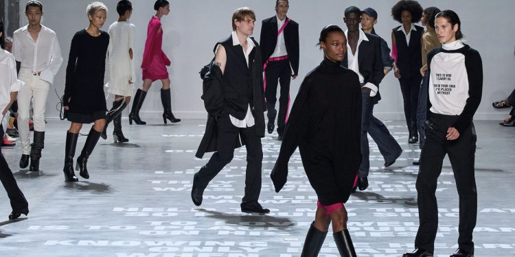Il debutto di Peter Do da Helmut Lang divide la stampa di settore