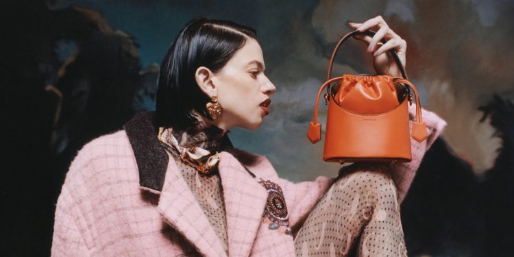 Etro spazia nell’universo per la nuova borsa ‘Saturno’