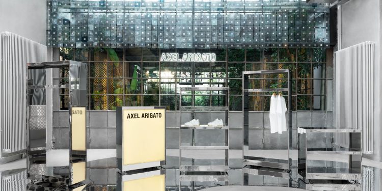 Axel Arigato punta sull’Europa: aperto a Milano il primo pop-up