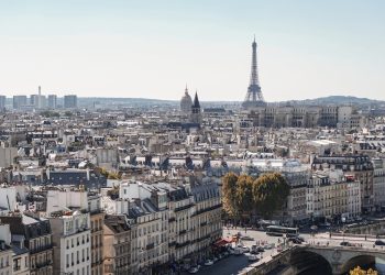 La fashion week di Parigi entra nel vivo. Ultima collezione di Sarah Burton per McQueen