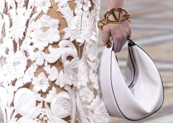 Valentino Garavani svela a Parigi la nuova borsa ‘VLogo Moon’