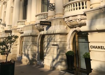 Ancora rincari per Chanel in Asia: prezzi più alti del 6-8%