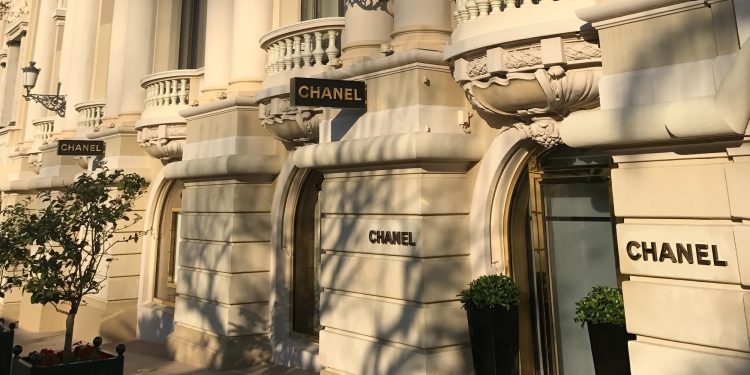 Ancora rincari per Chanel in Asia: prezzi più alti del 6-8%