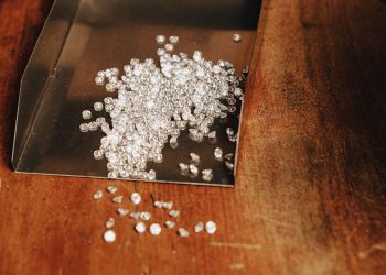 L’Unione europea è pronta a tracciare (e bandire) i diamanti russi