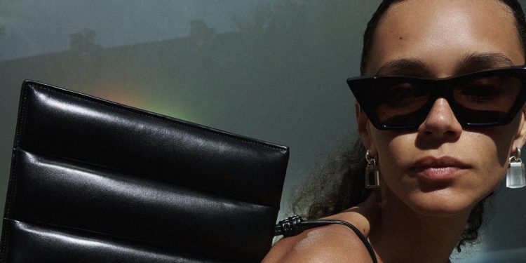 Phoebe Philo ritrova la sua community. La prima collezione è quasi sold out