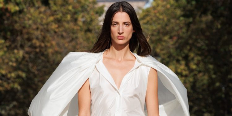 Sfilata e mercato green: nella Ville Lumière Stella McCartney sperimenta un nuovo format