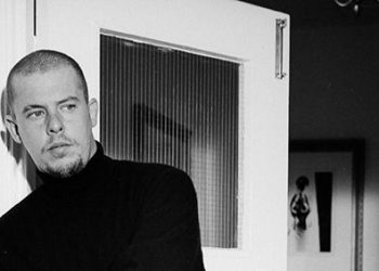 In cantiere il biopic su Alexander McQueen. Alla regia Oliver Hermanus
