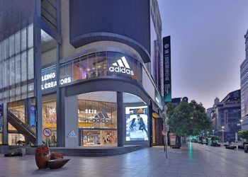 Adidas, profitti giù nei 9 mesi. Pesa ancora Yeezy