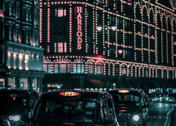 Knightsbridge, affluenza superiore al pre-Covid per il Natale di Harrods