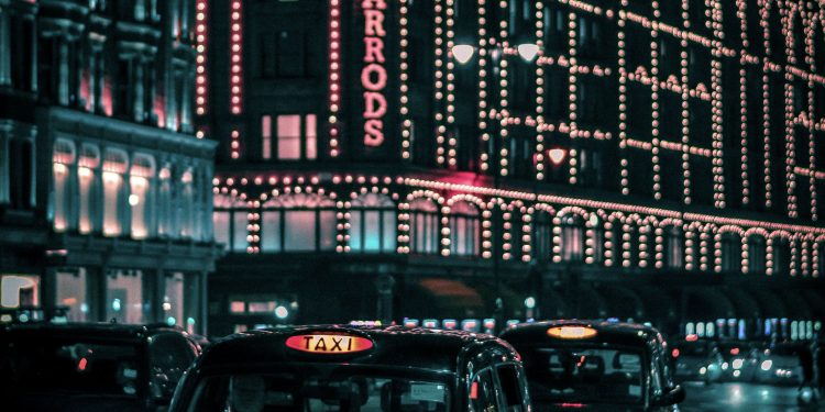 Knightsbridge, affluenza superiore al pre-Covid per il Natale di Harrods
