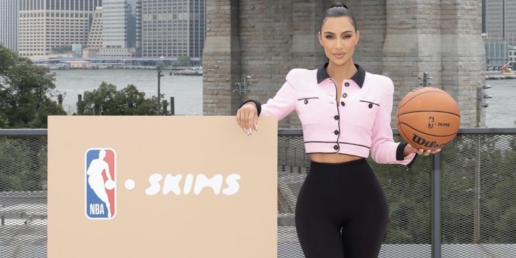 Kim Kardashian mette l’intimo ai team Nba