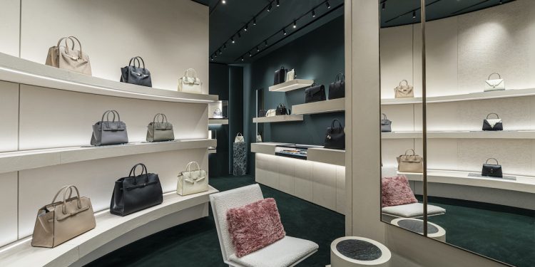 Valextra inaugura il primo flagship store parigino