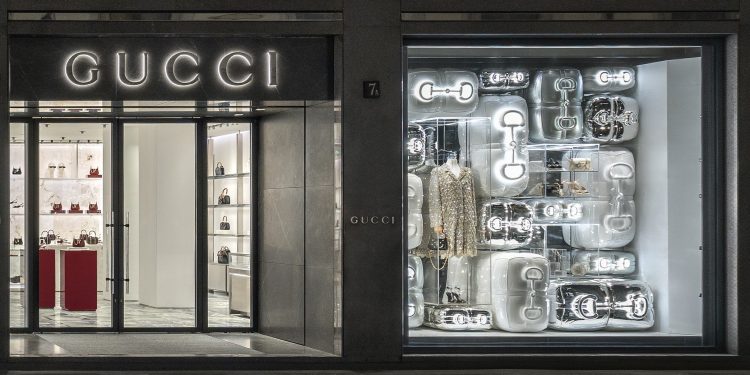 De Sarno modella il restyling della boutique Gucci nel Quadrilatero