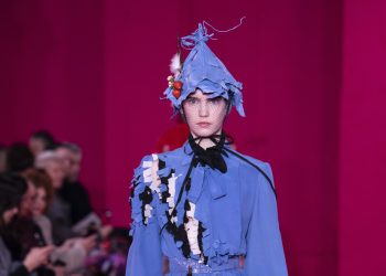 Parigi si prepara a ‘sfilare’. Maison Margiela torna nel calendario della Couture