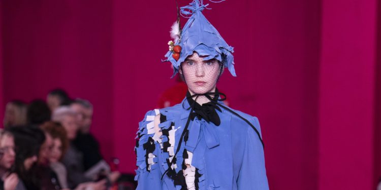 Parigi si prepara a ‘sfilare’. Maison Margiela torna nel calendario della Couture
