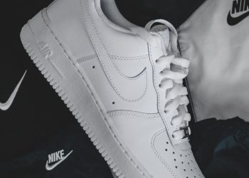 Nike, piano di risparmio da 2 mld $. Il taglio delle stime gela il titolo (-11%)