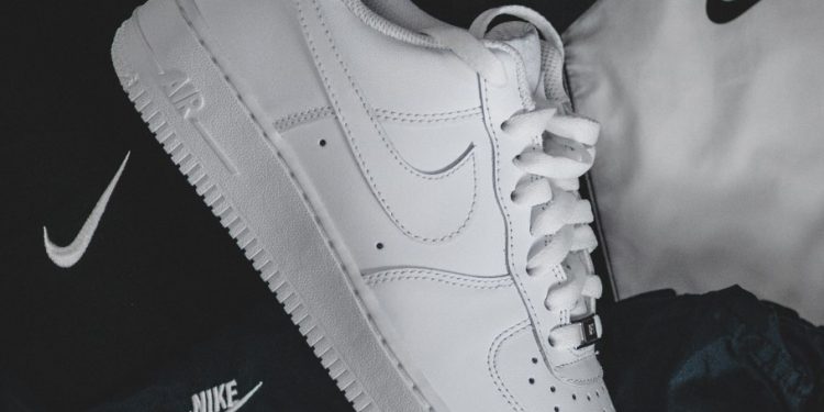 Nike, piano di risparmio da 2 mld $. Il taglio delle stime gela il titolo (-11%)