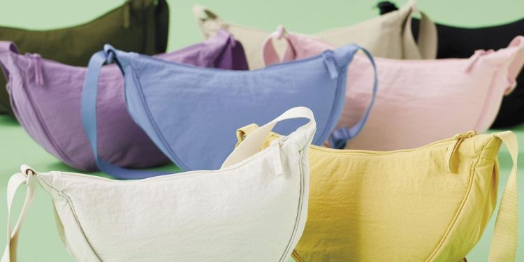 Uniqlo fa causa a Shein per il copyright della tracolla virale