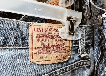 Levi Strauss taglierà fino al 15% della forza lavoro nel 2024