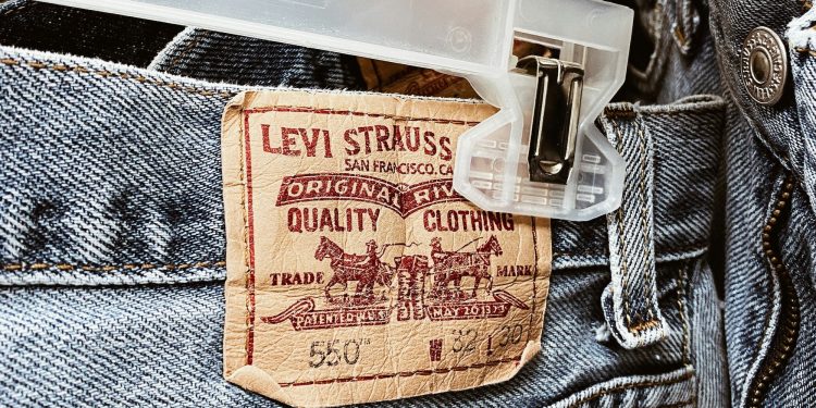 Levi Strauss taglierà fino al 15% della forza lavoro nel 2024
